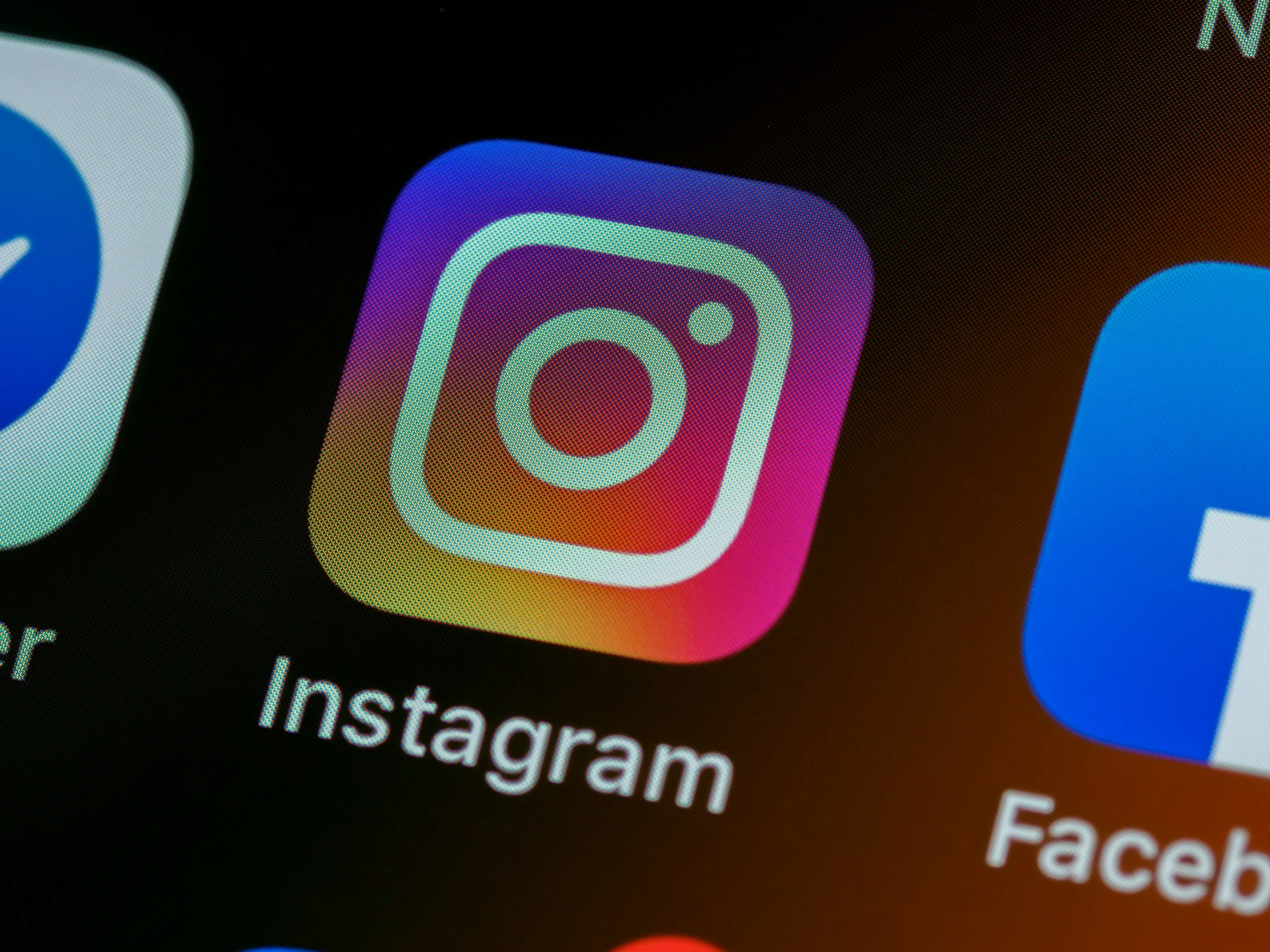 Meta Mem-PHK Karyawan di Berbagai Departemen Termasuk Instagram dan WhatsApp